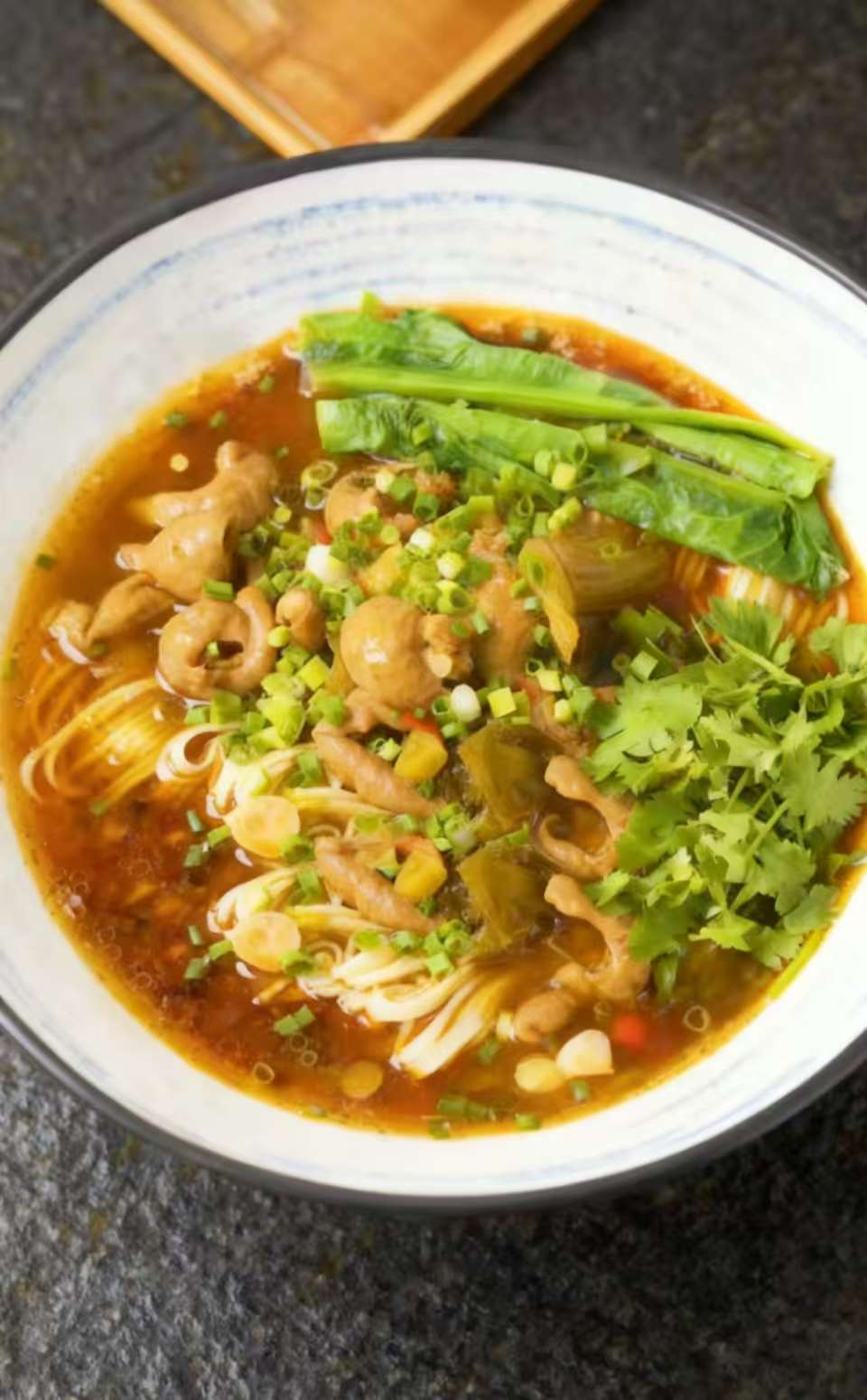 老坛酸菜肥肠面， 肥肠，汤料，面条